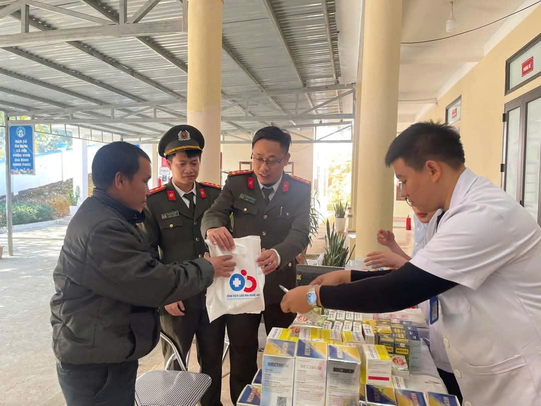 Công an các đơn vị, địa phương, các tổ chức đoàn thể đã thực hiện hàng trăm hoạt động tình nghĩa, tình nguyện hướng về cơ sở mang nhiều giá trị, ý nghĩa