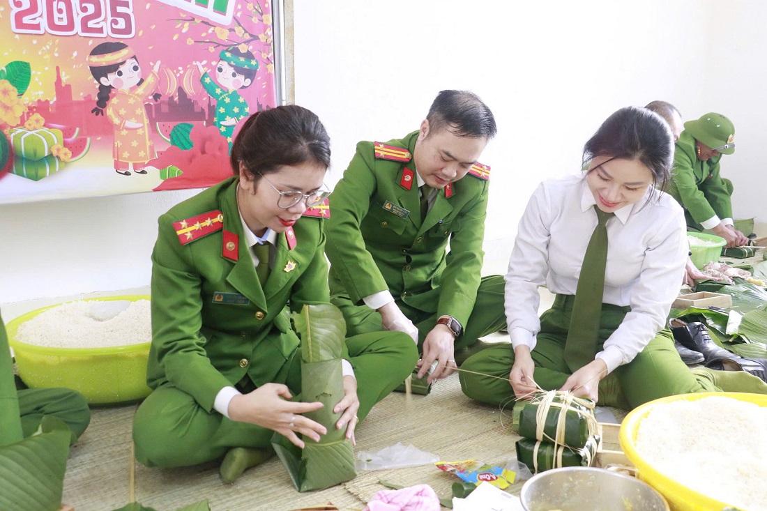 Các hoạt động vui Xuân, đón Tết không chỉ đảm bảo an ninh, an toàn mà còn thấm đẫm nghĩa tình đồng chí, đồng đội, gắn kết với Nhân dân, lan tỏa hình ảnh đẹp về người chiến sĩ Công an Nghệ An “Vì nước quên thân, vì dân phục vụ”.