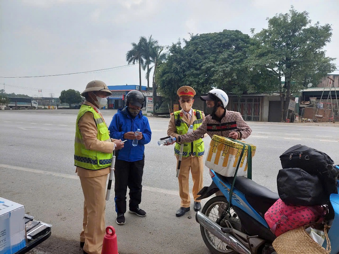 Cảnh sát giao thông Công an Nghệ An hỗ trợ người dân về quê đón Tết