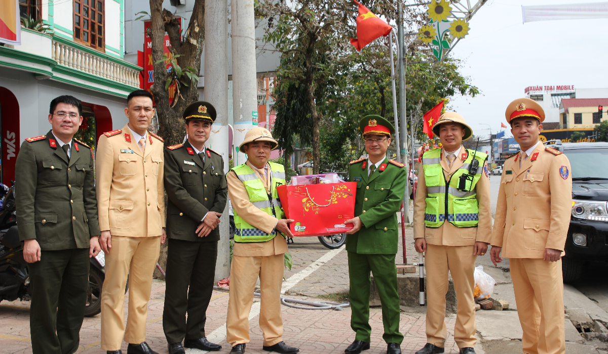 Lãnh đạo Công an tỉnh thăm, động viên lực lượng Cảnh sát giao thông ứng trực trong dịp Tết
