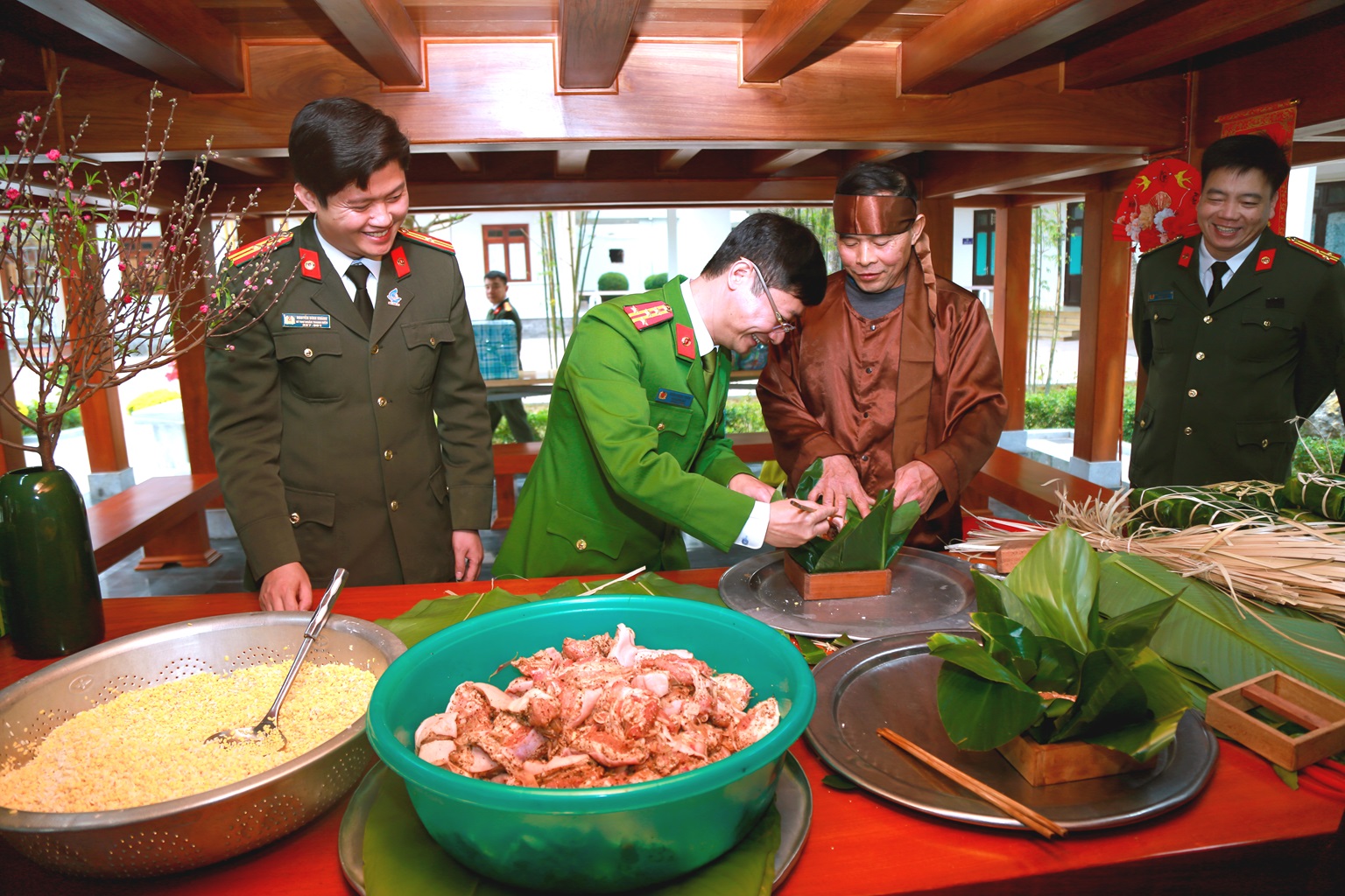 Lãnh đạo Công an tỉnh và các đại biểu tham gia gói bánh chưng tại Chương trình
