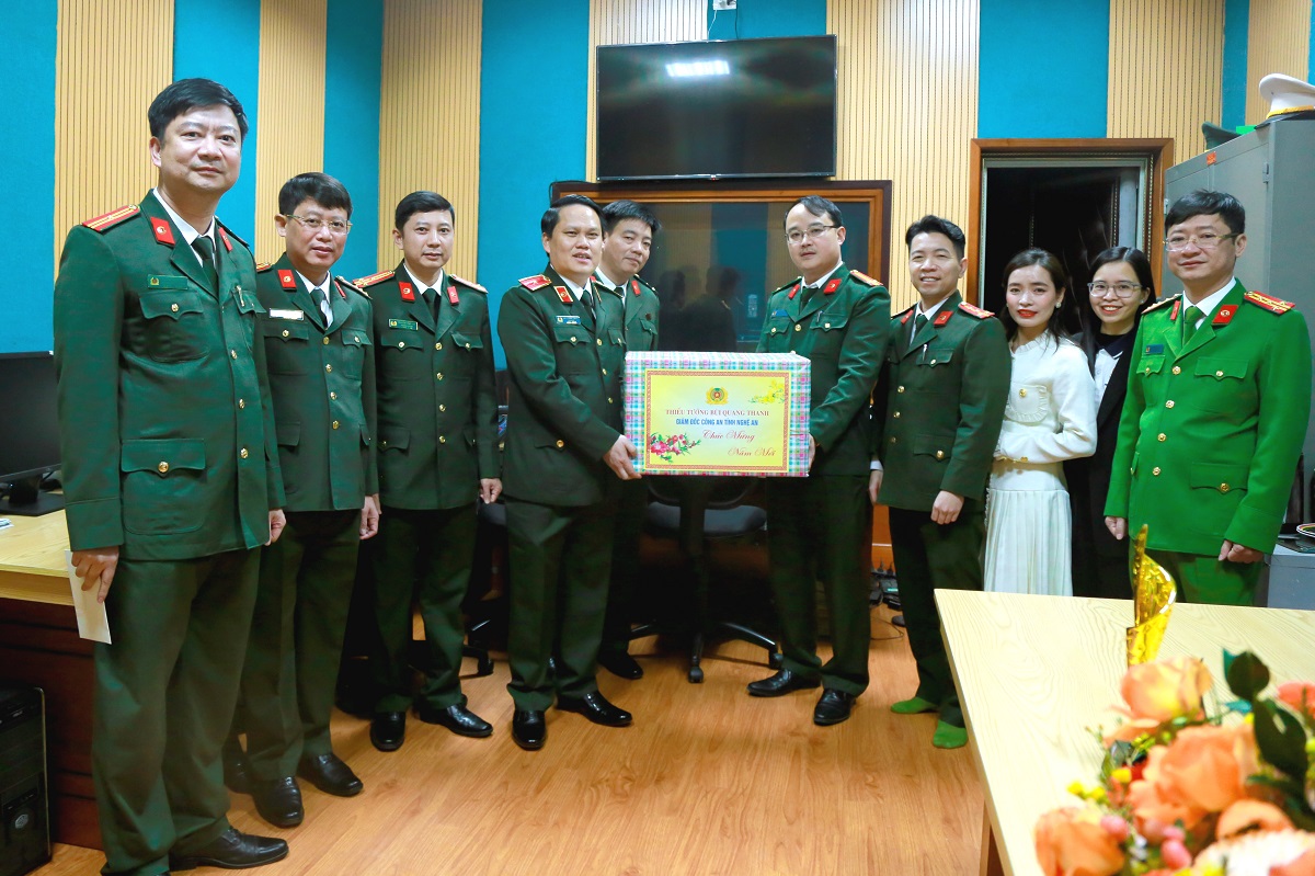 Đồng chí Giám đốc Công an tỉnh chúc Tết bộ phận Tuyên truyền phòng Công tác đảng và công tác chính trị