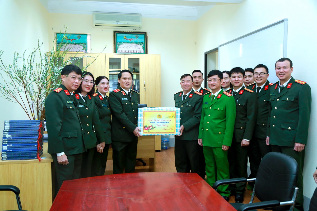 Đồng chí Giám đốc Công an tỉnh chúc Tết Đội Cơ yếu, phòng Tham mưu
