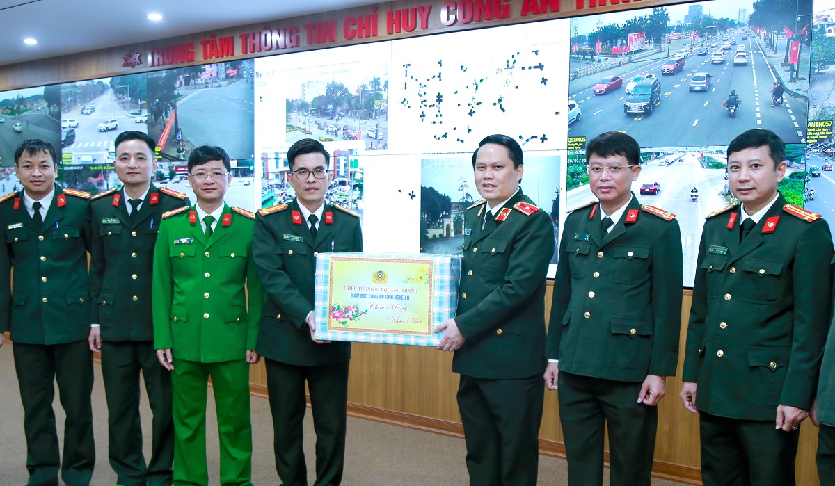 Đồng chí Giám đốc Công an tỉnh chúc Tết CBCS Trung tâm chỉ huy, phòng Tham mưu