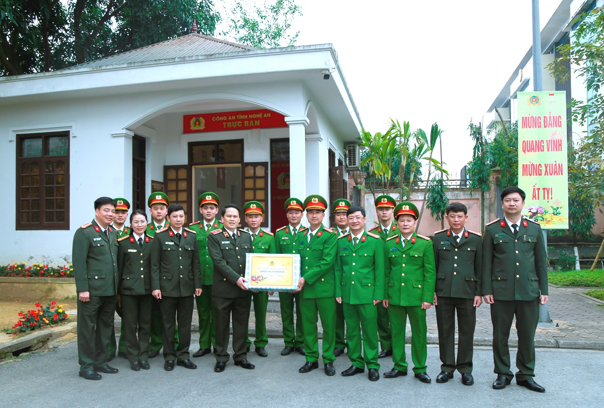 Đồng chí Giám đốc Công an tỉnh chúc Tết cán bộ chiến sĩ Đội Bảo vệ mục tiêu, phòng Cảnh sát cơ động