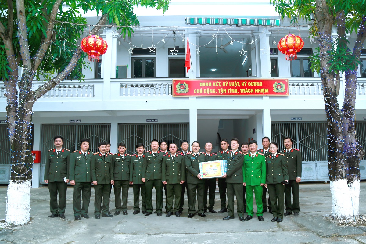Đồng chí Giám đốc Công an tỉnh chúc Tết cán bộ chiến sĩ Đội Xe, phòng Hậu cần