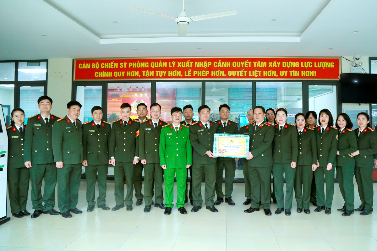 Đồng chí Giám đốc Công an tỉnh chúc Tết cán bộ chiến sĩ phòng Quản lý Xuất nhập cảnh