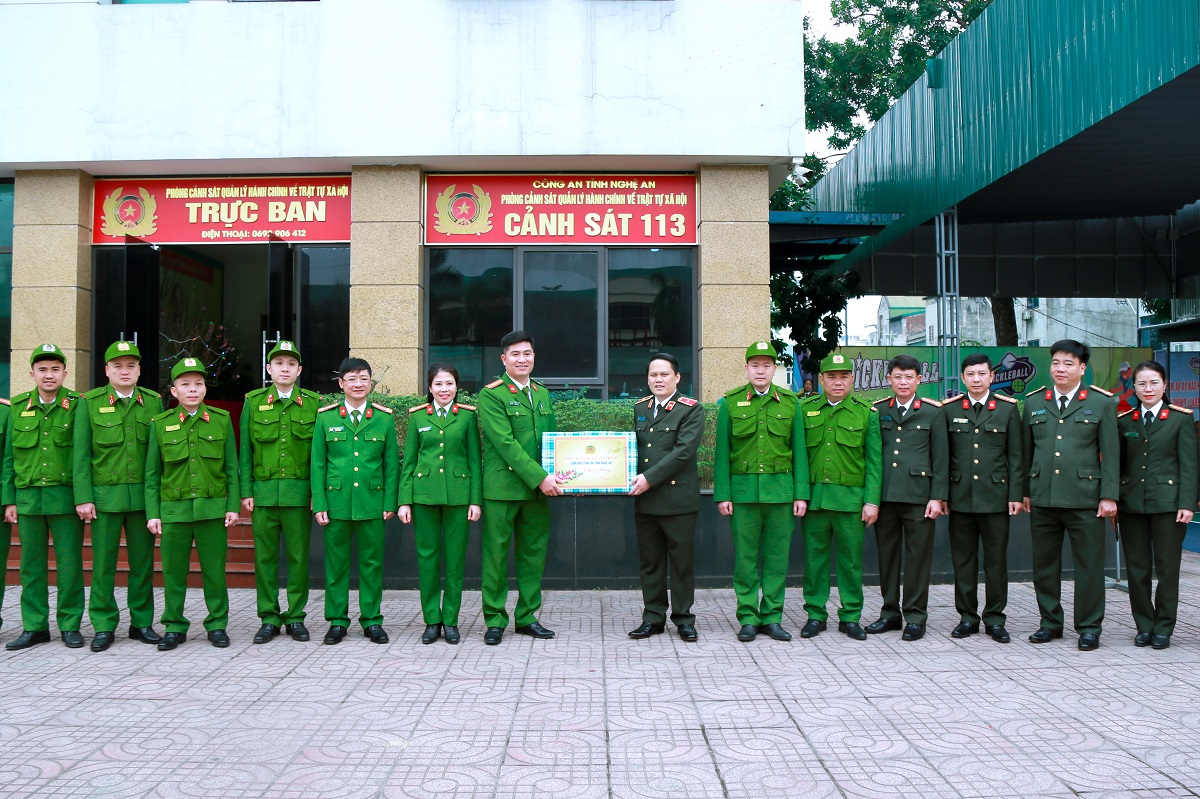 Đồng chí Giám đốc Công an tỉnh chúc Tết cán bộ chiến sĩ Đội Cảnh sát phản ứng nhanh, phòng Cảnh sát QLHC về TTXH