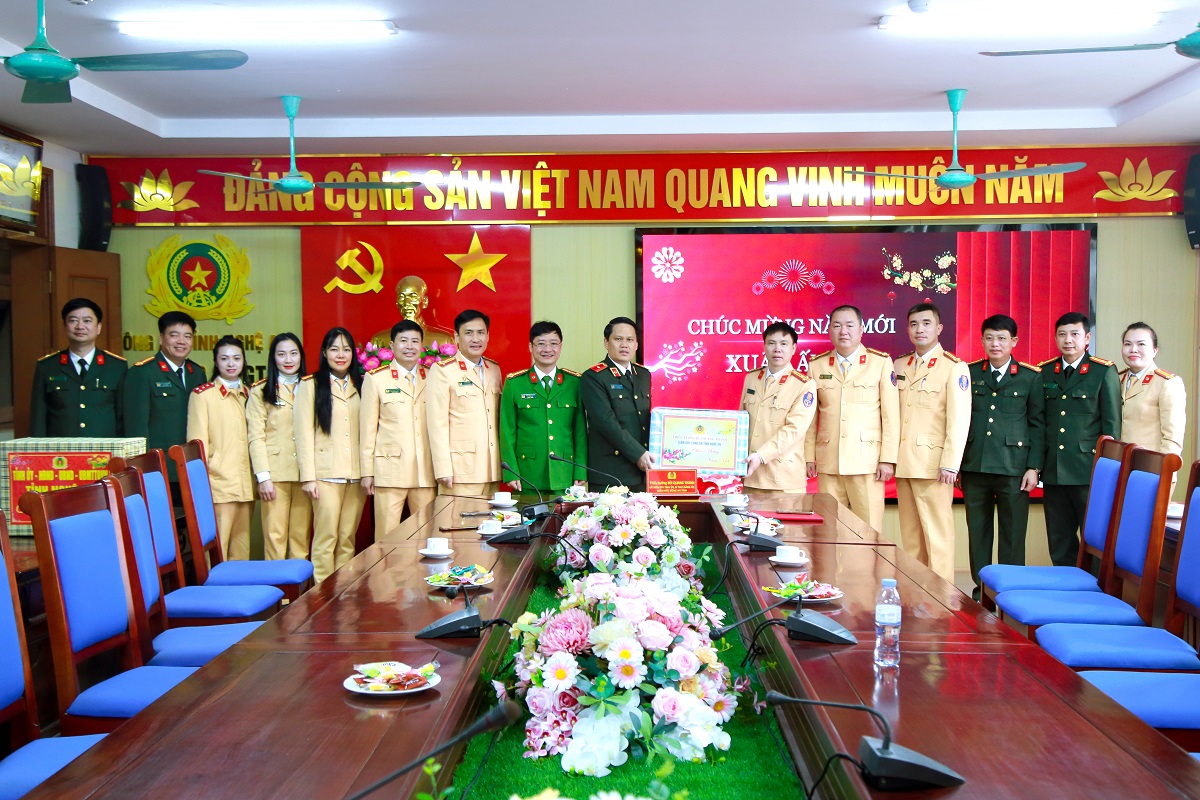 Đồng chí Giám đốc Công an tỉnh chúc Tết cán bộ chiến sĩ Phòng Cảnh sát giao thông