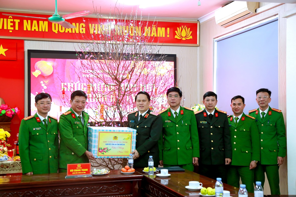 Đồng chí Giám đốc Công an tỉnh chúc Tết cán bộ chiến sĩ Phòng Kỹ thuật hình sự