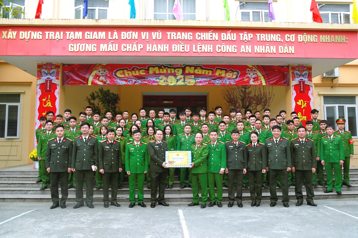 Đồng chí Giám đốc Công an tỉnh chúc Tết cán bộ chiến sĩ Trại tạm giam Công an tỉnh