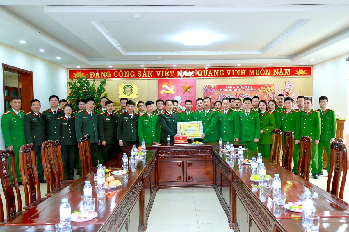 Đồng chí Giám đốc Công an tỉnh chúc Tết cán bộ chiến sĩ Phòng Cảnh sát ĐTTP về ma túy