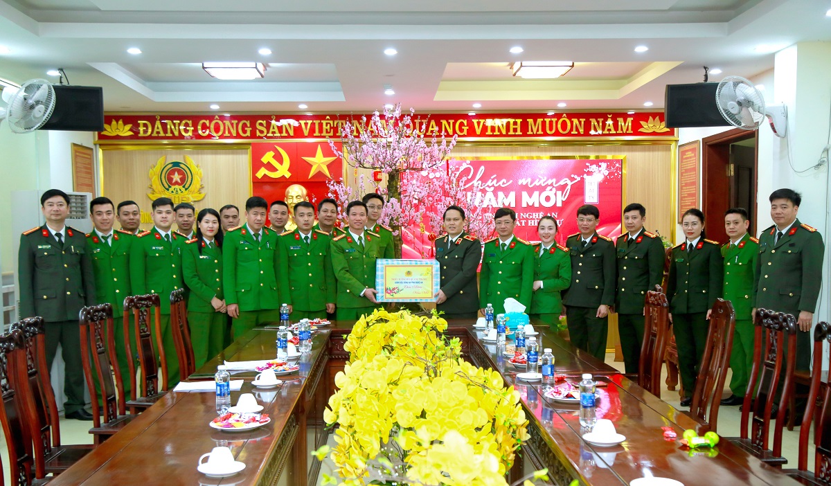 Đồng chí Giám đốc Công an tỉnh chúc Tết cán bộ chiến sĩ Phòng Cảnh sát hình sự