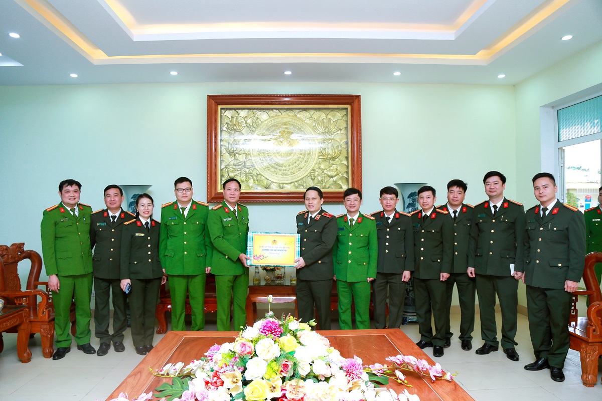 Đồng chí Giám đốc Công an tỉnh chúc Tết cán bộ chiến sĩ Trung đoàn CSCĐ Bắc Trung Bộ