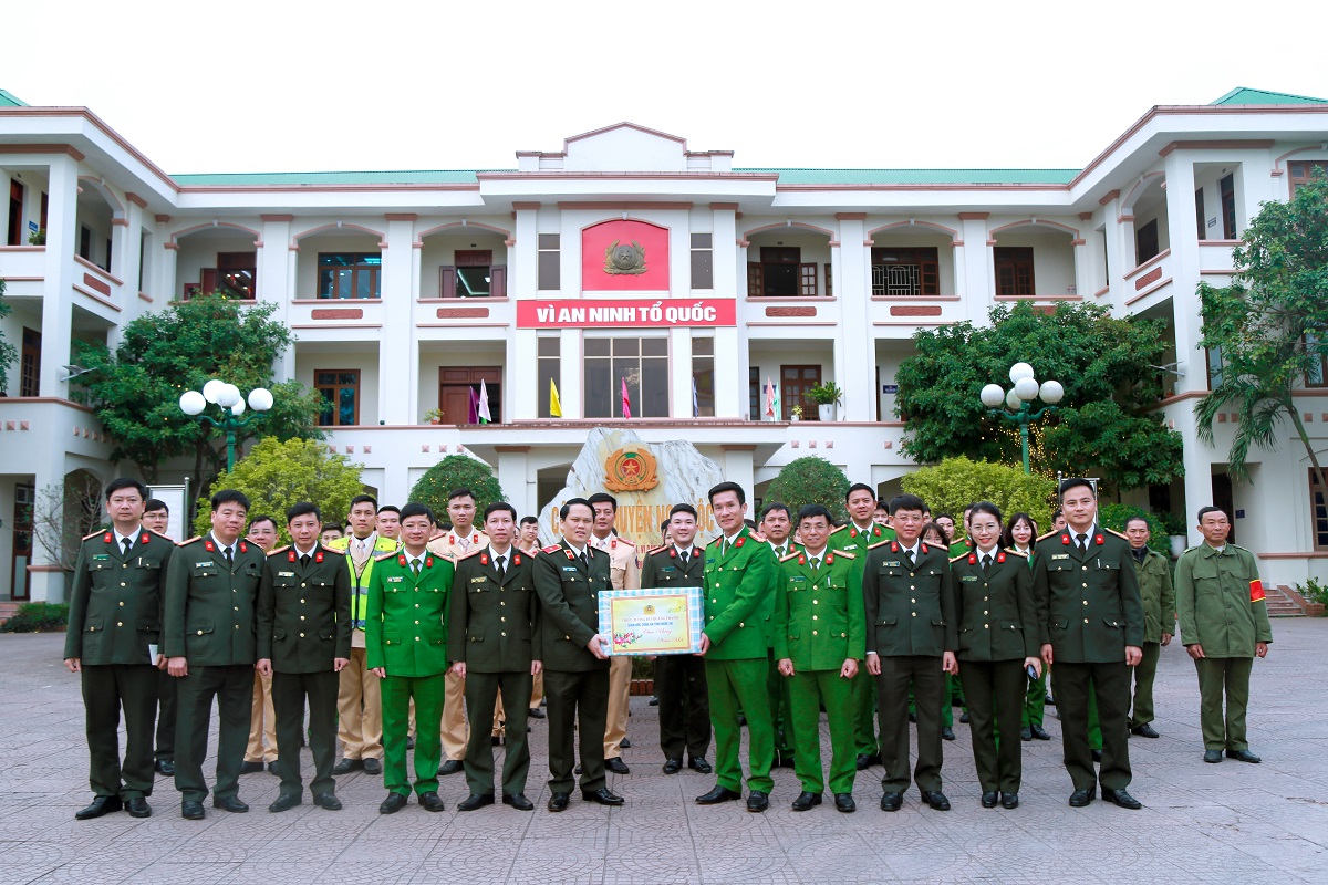 Đồng chí Giám đốc Công an tỉnh chúc Tết cán bộ chiến sĩ Công an huyện Nghi Lộc