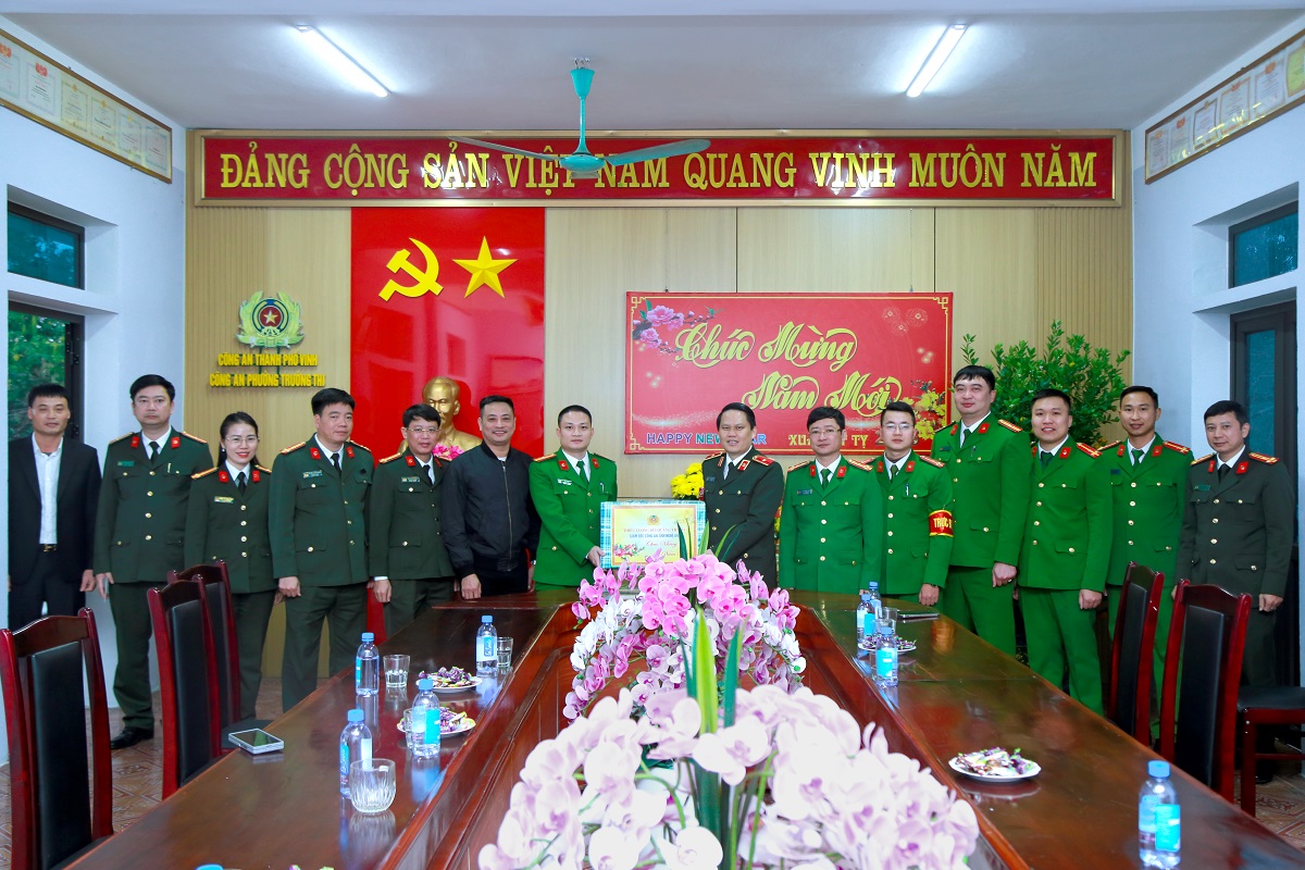 Đồng chí Giám đốc Công an tỉnh chúc Tết cán bộ chiến sĩ Công an phường Trường Thi, TP Vinh