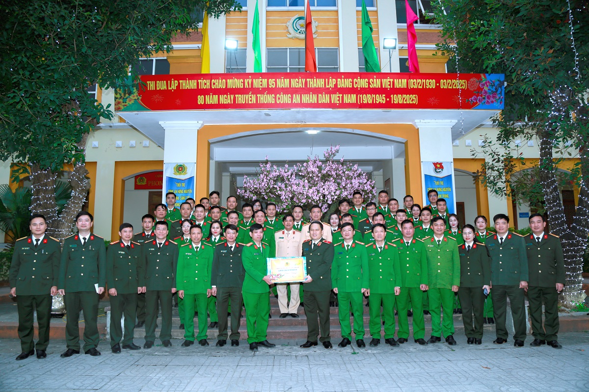 Đồng chí Giám đốc Công an tỉnh chúc Tết cán bộ chiến sĩ Công an huyện Hưng Nguyên