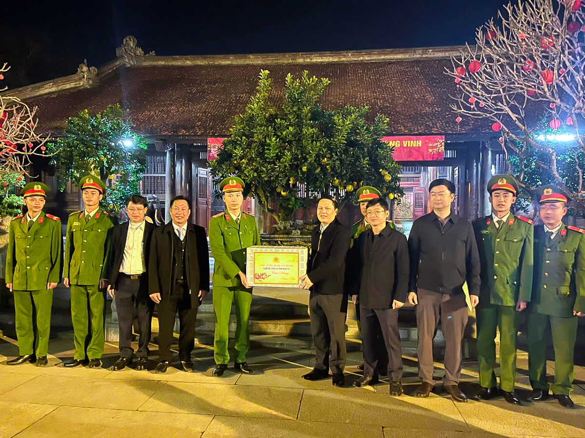 Đồng chí Giám đốc Công an tỉnh chúc Tết cán bộ chiến sĩ Đội Cảnh sát bảo vệ mục tiêu Khu di tích Kim Liên