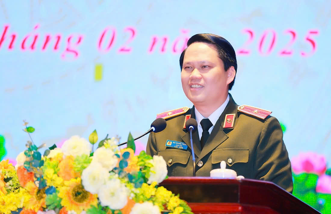 Đồng chí Thiếu tướng Bùi Quang Thanh, Ủy viên Ban Thường vụ Tỉnh ủy, Bí thư Đảng ủy, Giám đốc Công an tỉnh phát biểu chúc mừng và giao nhiệm vụ 
