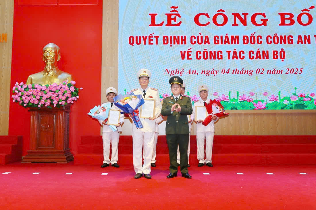 Đồng chí Thiếu tướng Bùi Quang Thanh, Ủy viên Ban Thường vụ Tỉnh ủy, Bí thư Đảng ủy, Giám đốc Công an tỉnh trao quyết định về việc nghỉ công tác, chờ hưởng chế độ hưu trí cho 05 đồng chí