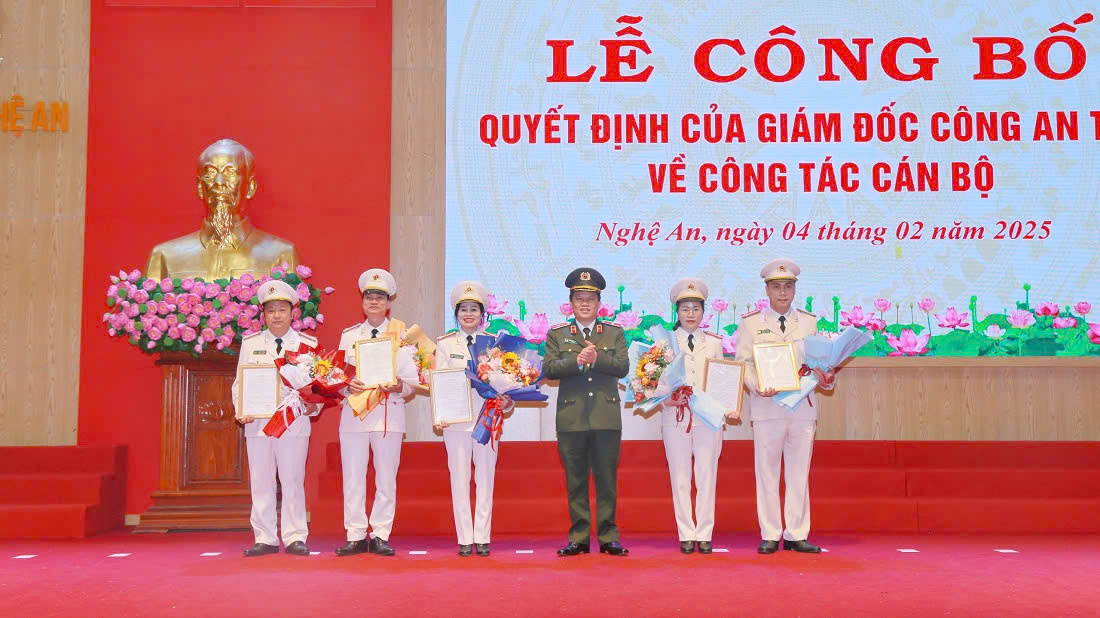 Đồng chí Thiếu tướng Bùi Quang Thanh, Giám đốc Công an tỉnh trao quyết định cho các đồng chí được giao phụ trách đơn vị 