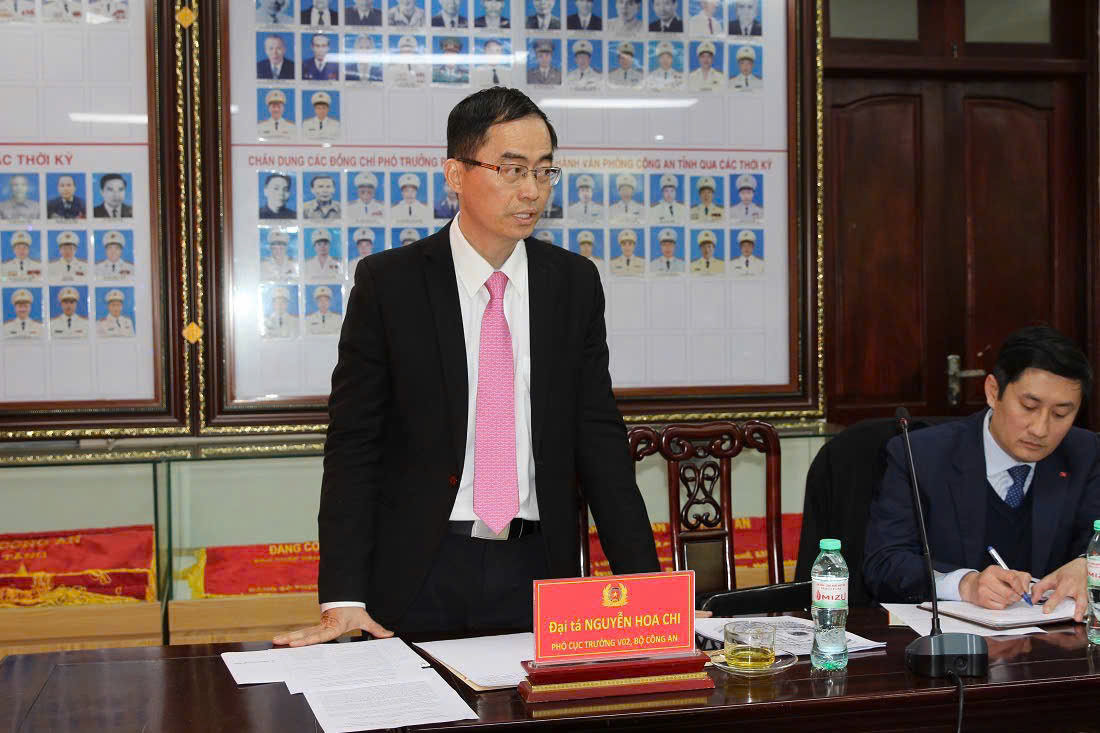 Đồng chí Đại tá Nguyễn Hoa Chi, Phó Cục Trưởng Cục Đối ngoại, Bộ Công an phát biểu tại Hội nghị