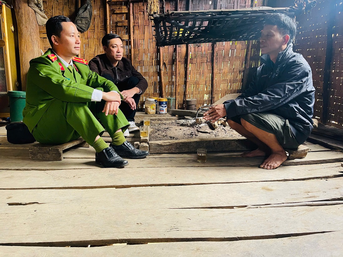 Trưởng Công an xã Lượng Minh vào bản nắm bắt tâm tư, nguyện vọng của người dân, vận động học sinh đi học trở lại sau Tết