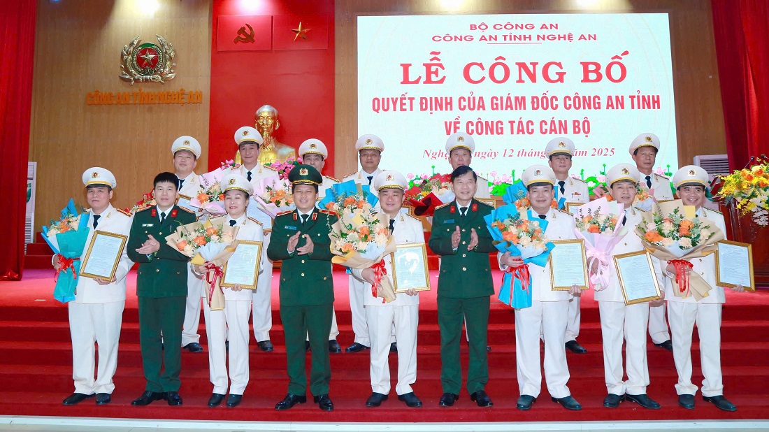 Lãnh đạo Công an tỉnh trao quyết định, chúc mừng các đồng chí nghỉ công tác trước hạn tuổi phục vụ cao nhất trong Công an nhân dân
