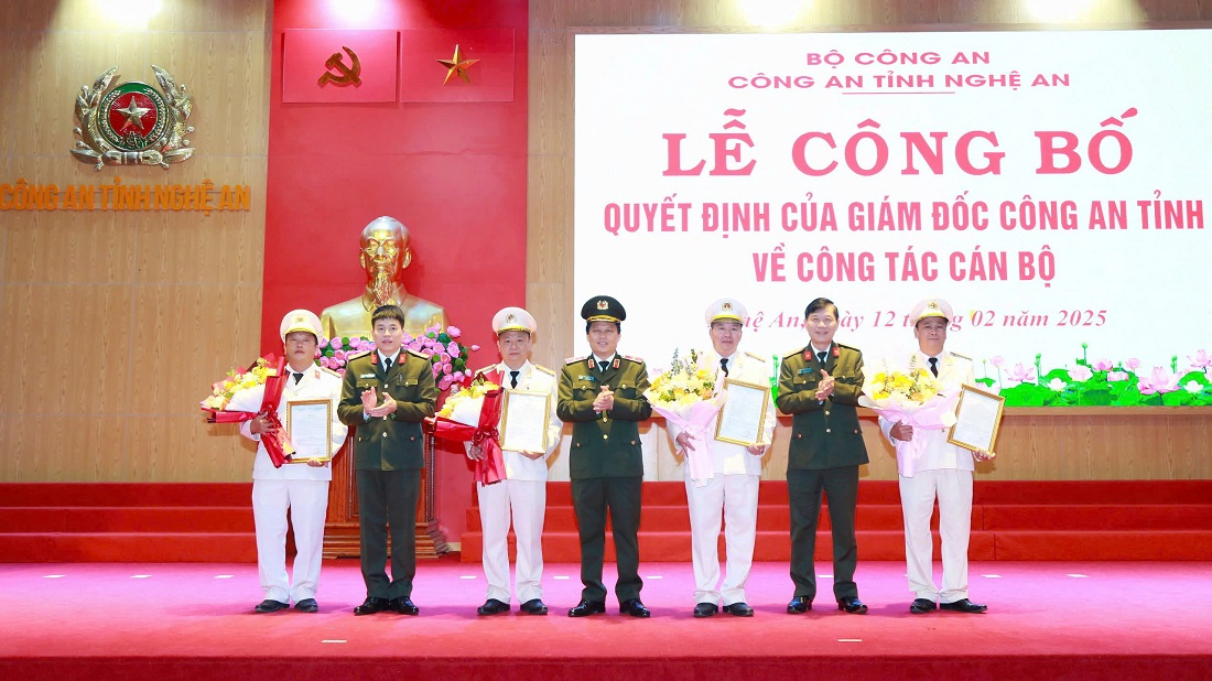 Lãnh đạo Công an tỉnh trao quyết định điều động, biểu dương 04 đồng chí Phó Trưởng Công an huyện xung phong, tình nguyện đến nhận công tác và giữ chức vụ chỉ huy Công an xã
