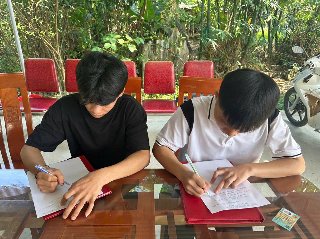 Đôi bạn thân Lương Thế Mạnh và Lô Văn Ý trú tại xã Ngọc Lâm, huyện Thanh Chương tự nguyện đăng ký tham gia nghĩa vụ CAND