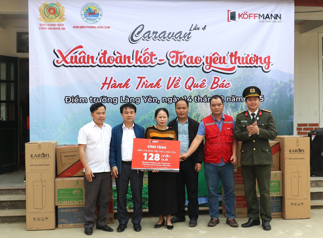 Đoàn công tác trao quà tại điểm trường Làng Yên