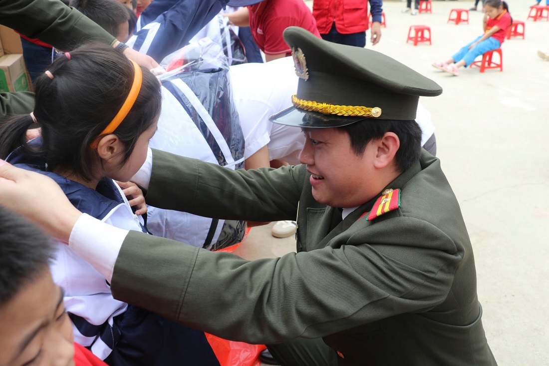 Với mục đích hỗ trợ, động viên và giúp học sinh có thêm động lực đến trường, đoàn công tác trao gửi yêu thương đến các em học sinh nghèo miền núi