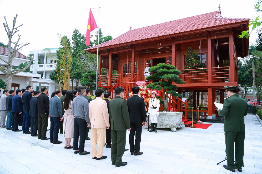 Nhân dịp này, Đoàn đại biểu dự Hội nghị dâng hương tưởng niệm Chủ tịch Hồ Chí Minh tại Nhà tưởng niệm Người trong khuôn viên Công an tỉnh Nghệ An