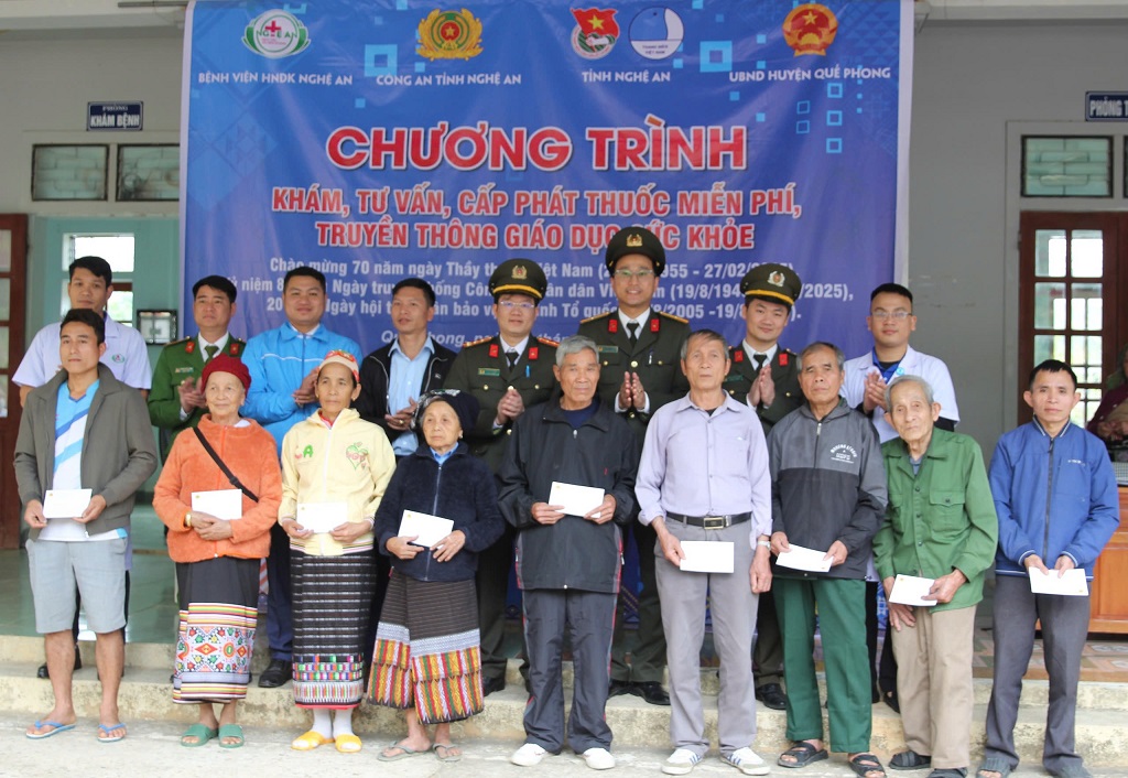 Trao 10 suất quà tặng các gia đình có hoàn cảnh đặc biệt khó khăn trên địa bàn xã Thông Thụ (Quế Phong)
