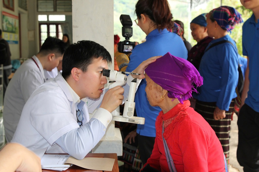 Khám bệnh, cấp phát thuốc miễn phí cho người nghèo, gia đình chính sách