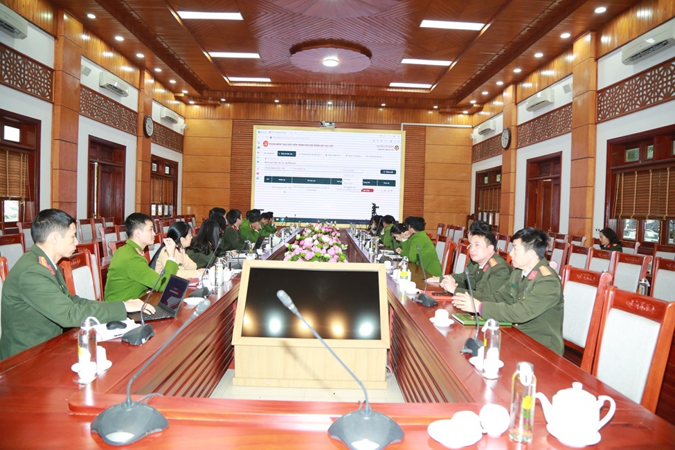 Cán bộ Phòng Tổ chức cán bộ Công an tỉnh hướng dẫn thực hành một số nội dung phần mềm theo dõi tiến trình Đại hội Đảng bộ các cấp qua ứng dụng VNeID