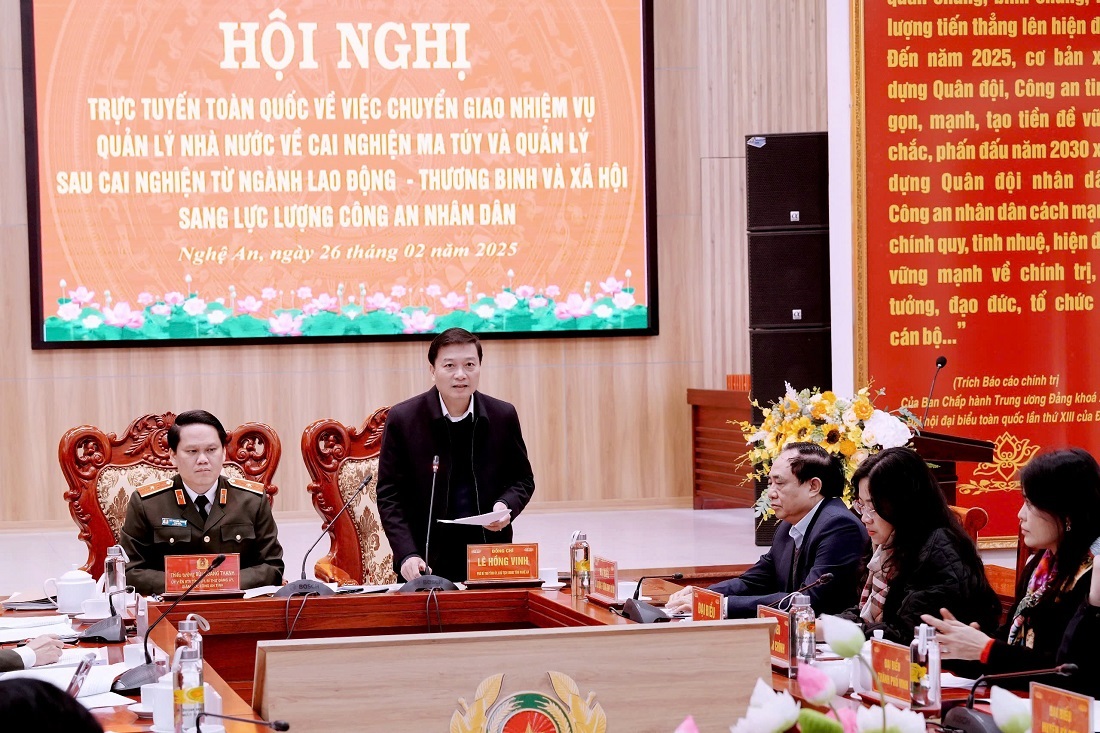 Đồng chí Lê Hồng Vinh, Phó Bí thư Tỉnh ủy, Chủ tịch UBND tỉnh trình bày tham luận