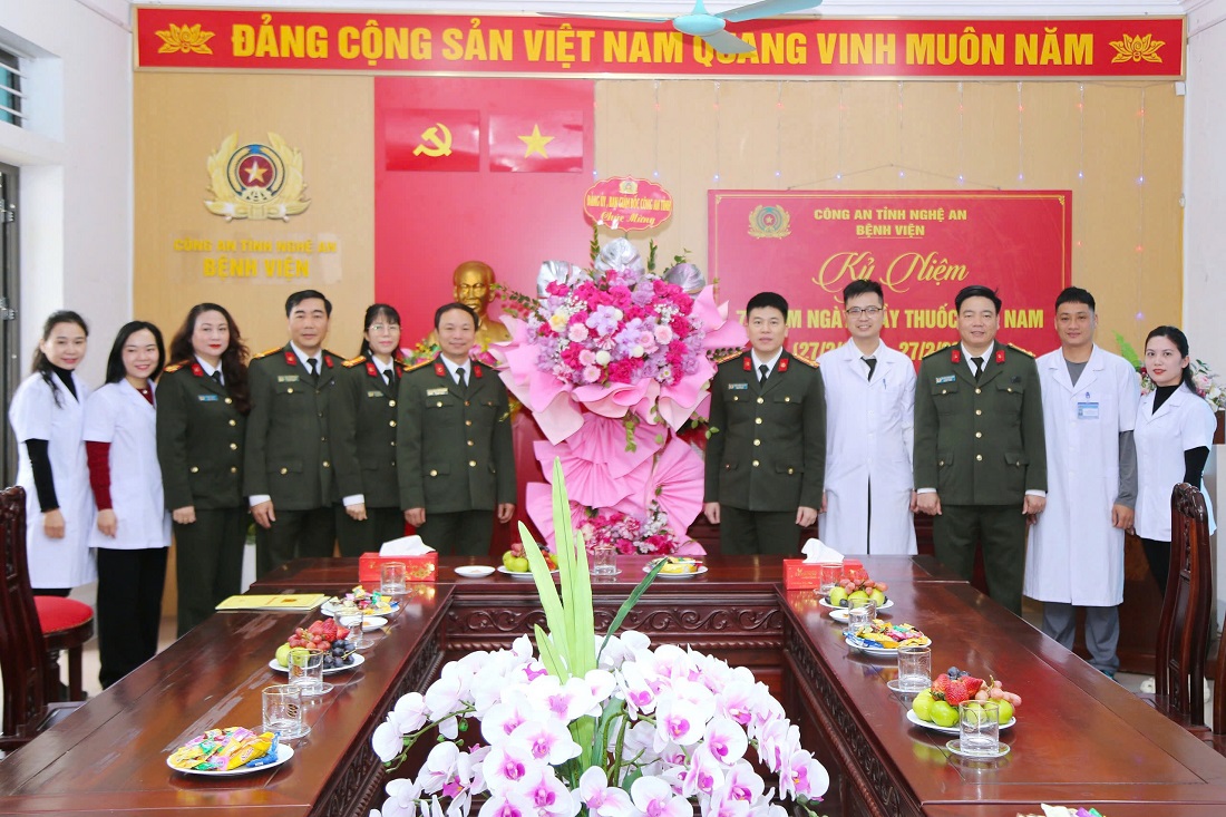 Đồng chí Đại tá Trần Hồng Quang - Phó Giám đốc Công an tỉnh chúc mừng Bệnh viện Công an tỉnh