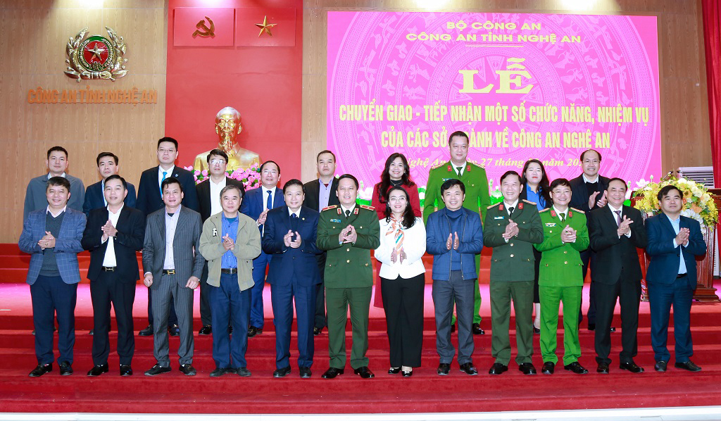 Lễ chuyển giao – tiếp nhận một số chức năng, nhiệm vụ của các sở, ngành về Công an Nghệ An
