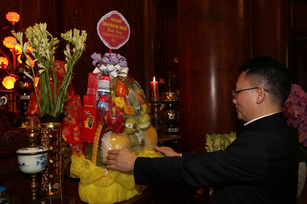 Đồng chí Xa Lệ Hoa - Phó Giám đốc Công an tỉnh Hồ Nam dâng lễ lên anh linh Chủ tịch Hồ Chí Minh tại Khu di tích lịch sử Quốc gia đặc biệt Kim Liên