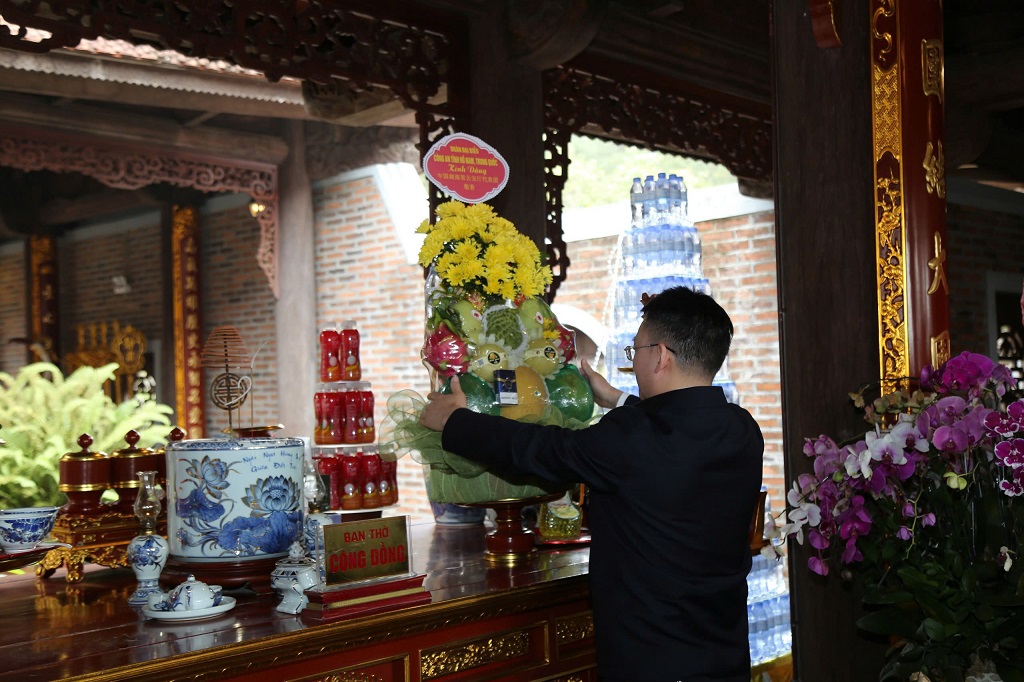 Đồng chí Xa Lệ Hoa - Phó Giám đốc Công an tỉnh Hồ Nam dâng lễ tại Đền Chung Sơn - đền thờ gia tiên Chủ tịch Hồ Chí Minh