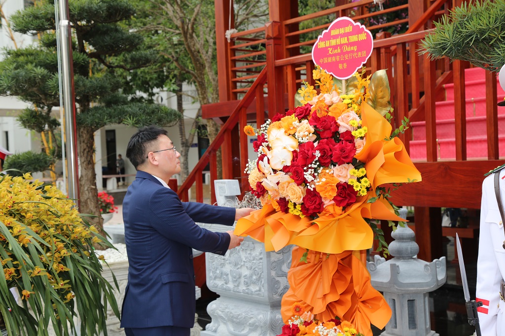 Đồng chí Xa Lệ Hoa - Phó Giám đốc Công an tỉnh Hồ Nam dâng hoa lên anh linh Chủ tịch Hồ Chí Minh tại Nhà tưởng niệm Chủ tịch Hồ Chí Minh trong khuôn viên Công an tỉnh Nghệ An