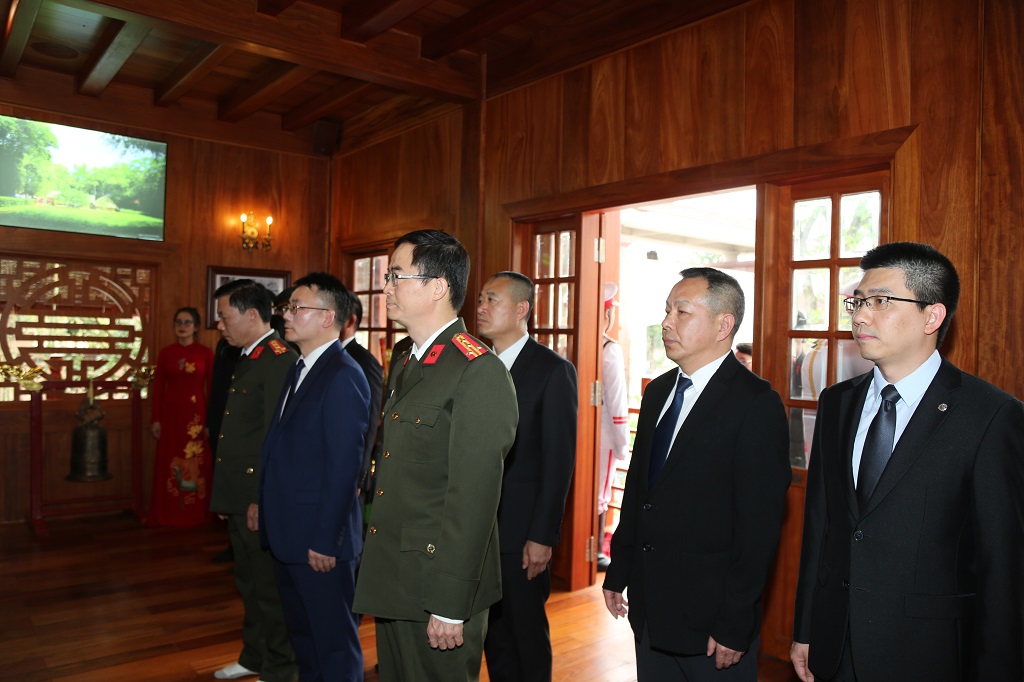Đoàn thành kính tưởng niệm Chủ tịch Hồ Chí Minh tại Nhà tưởng niệm Người trong khuôn viên Công an tỉnh Nghệ An