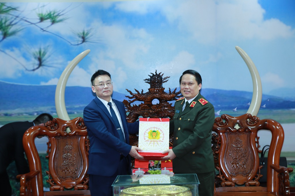 Đồng chí Thiếu tướng Bùi Quang Thanh - Ủy viên Ban Thường vụ Tỉnh ủy, Bí thư Đảng ủy, Giám đốc Công an tỉnh Nghệ An tặng quà Công an tỉnh Hồ Nam