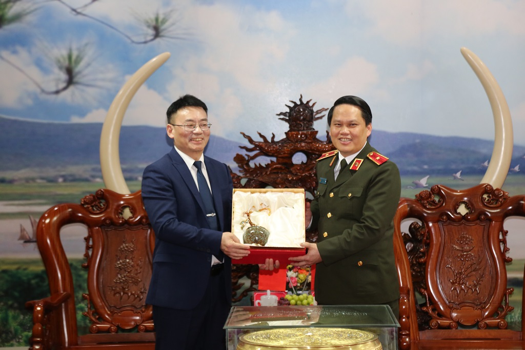 Đồng chí Xa Lệ Hoa - Phó Giám đốc Công an tỉnh Hồ Nam tặng quà Công an tỉnh Nghệ An