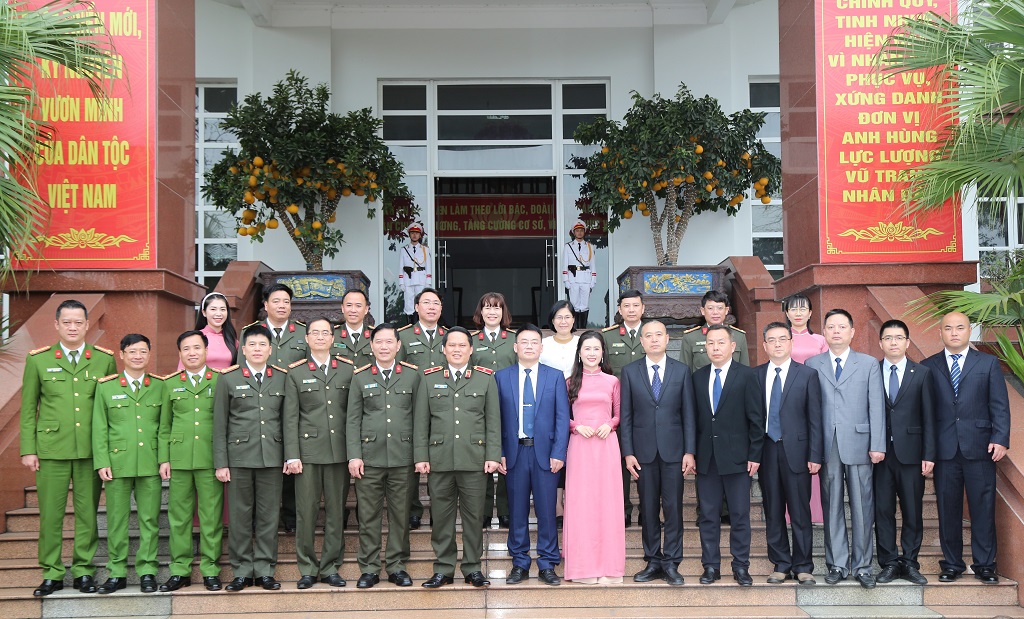 Đoàn công tác Công an tỉnh Hồ Nam và Công an tỉnh Nghệ An chụp ảnh lưu niệm