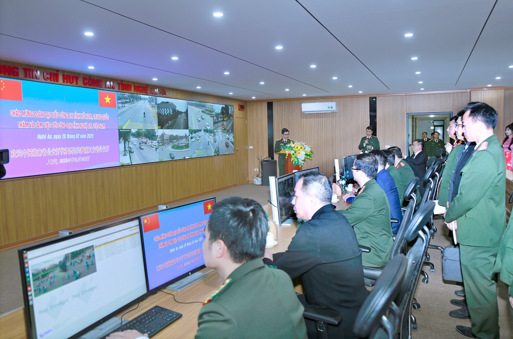 Đoàn công tác Công an tỉnh Hồ Nam tham quan hệ thống camera giám sát an ninh và xử lý vi phạm trật tự, an toàn giao thông đặt tại Trung tâm chỉ huy Công an tỉnh Nghệ An
