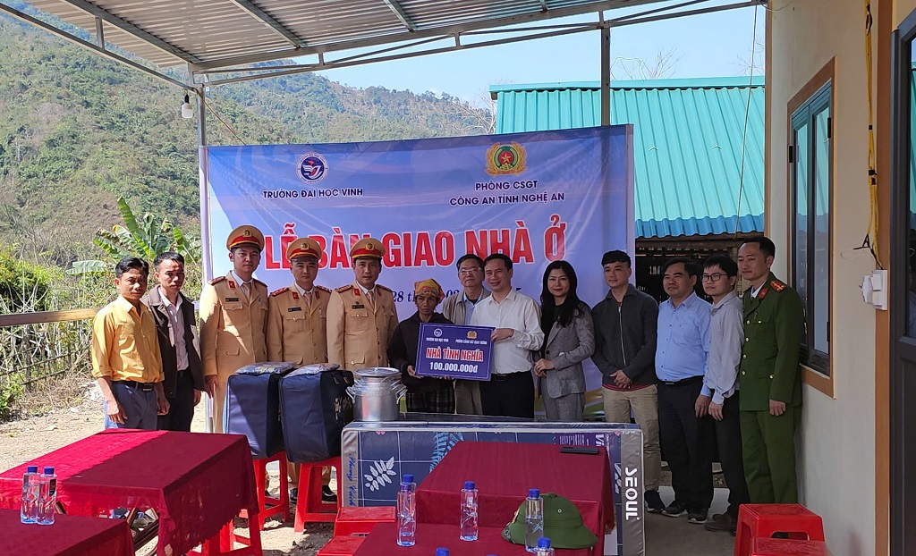 Phòng CSGT Công an tỉnh Nghệ An bàn giao nhà trong chương trình xóa nhà tạm, nhà dột nát ở huyện Kỳ Sơn