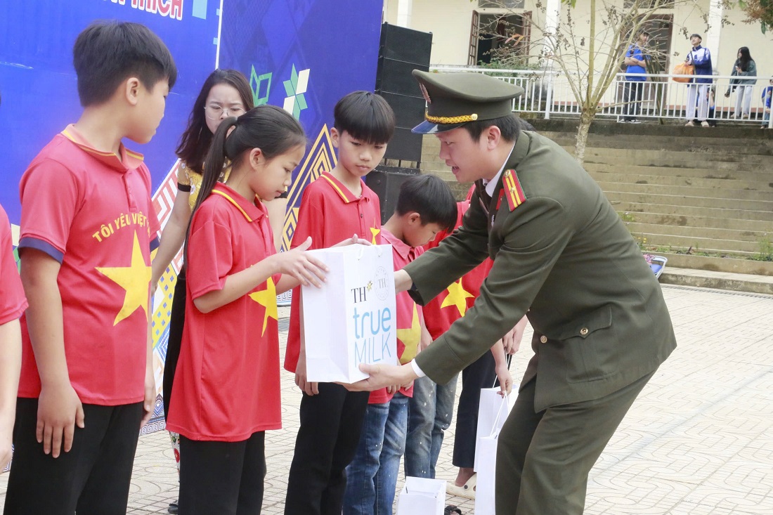 Ngay sau buổi lễ phát động, Ban Thanh niên Công an tỉnh Nghệ An chủ trì, phối hợp các đơn vị liên quan đã tổ chức tuyên truyền pháp luật kết hợp tặng quà cho học sinh và Trường PTDT BT TH & THCS Hạnh Dịch
