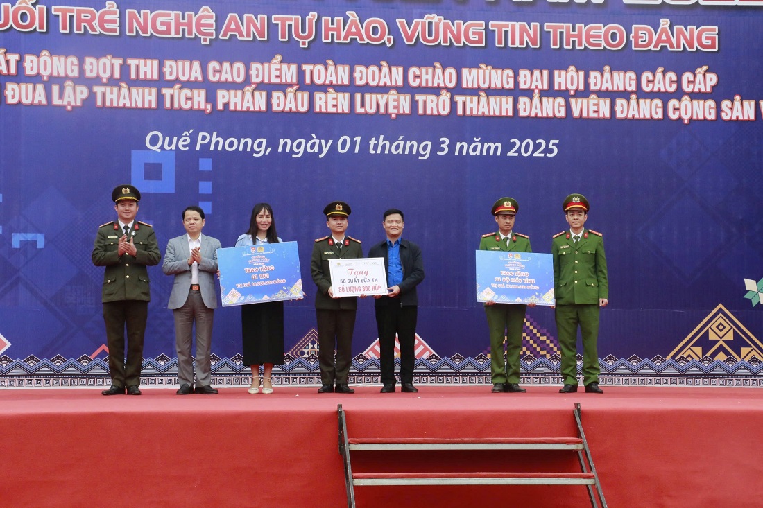 Trao quà tặng tới chính quyền xã Hạch Dịch và Công an xã Hạch Dịch